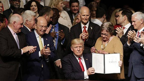 Donald Trump firma la orden ejecutiva que da marcha atrás a algunas de las medidas que impulsaron las relaciones Cuba- Estados Unidos. Foto: AP.  Trump: pasos atrás en relaciones EE.UU.-Cuba