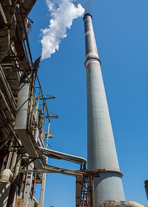 El humo de la chimenea vuelve a verse en la ciudad industrial de Nuevitas.