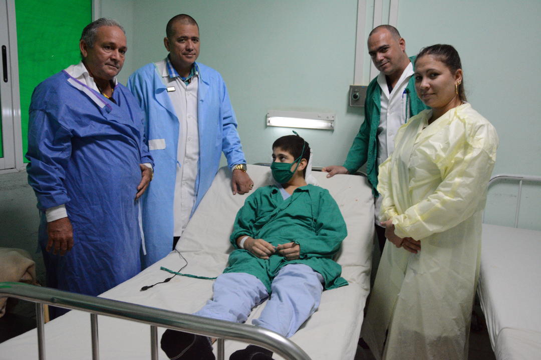 Nolbet recibía la visita de los doctores Gabriel, Romay, Estopiñán y Yilena. El Dr. Ruiz de Villa operaba en ese momento. Foto de Otilio Rivero Delgado /Adelante En Camagüey: tres menores trasplantados de riñon este año