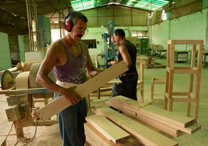 Foto: Archivo Moderniza su tecnología Industria del Mueble en Camagüey