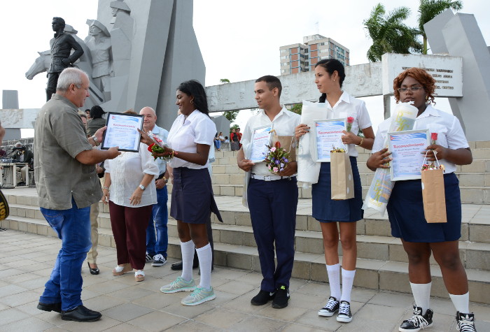 Los mejores estudiantes por especialidades de Izquierda a derecha: Hildanet Caridad López Pedroso (mejor graduada), Jeider Enrique Espinosa González (Maestro de Inglés) , Aliannis Carmenates Agüero (Educadora de Preescolar) y Jennifer Marquetti Rodríguez (Maestra Primaria)