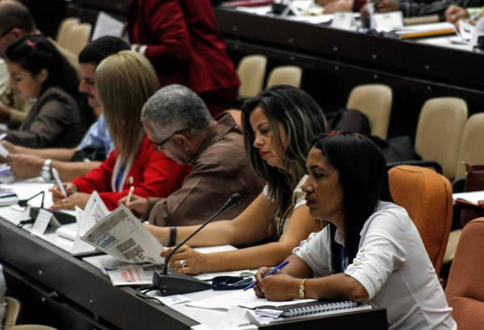 Diputados en el Primer Período Ordinario de Sesiones de la IX Legislatura de la Asamblea Nacional del Poder Popular.  Foto: Ariel Ley Royero/ ACN Diputados cubanos aprueban nuevo Consejo de Ministros