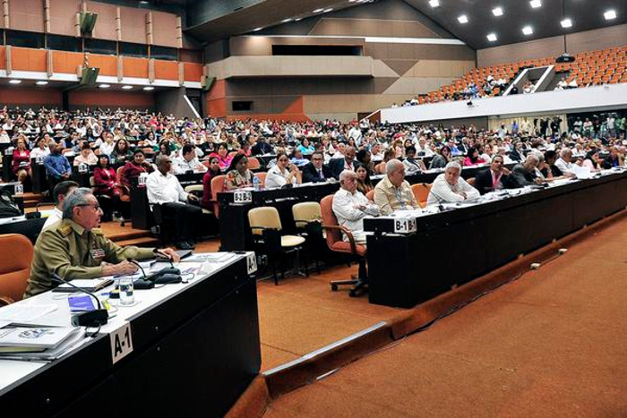 Raúl Castro y Díaz-Canel en sesión de Parlamento cubano