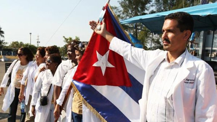 Los integrantes de la Misión Barrio Adentro en Venezuela han ofrecido a los venezolanos más de 617 millones de consultas médicas gratuitas. Foto: Embajada Cuba Nuevos médicos cubanos hacia Venezuela