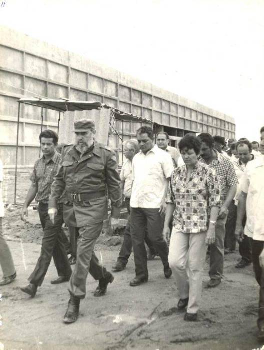 Visita de Fidel el 25 de Julio de 1989 a la fábrica en construcción en Sibanicú. Foto: Otilio Rivero Delgado/ Adelante/ Archivo