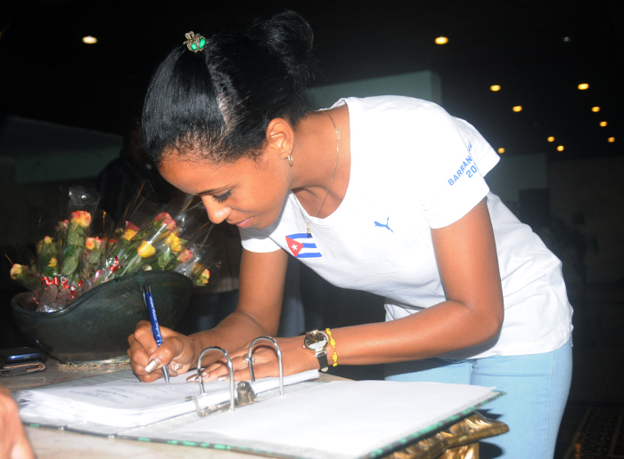 También firmaron el libro de honor las deportistas Arletis Tirse y Jéssica Ortiz, medallistas de los recientes Juegos Centroamericanos y del Caribe Barranquilla 2018. 