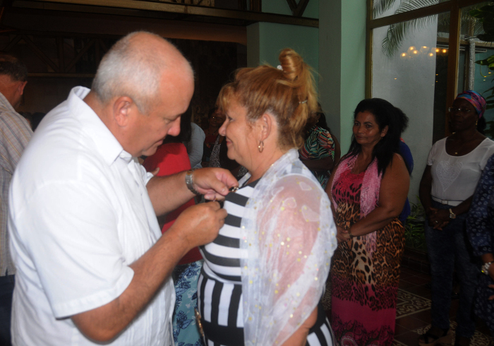 Jorge Luis Tapia Fonseca, primer secretario del Partido Comunista de Cuba en la provincia, entregó la Distinción 23 de agosto. 