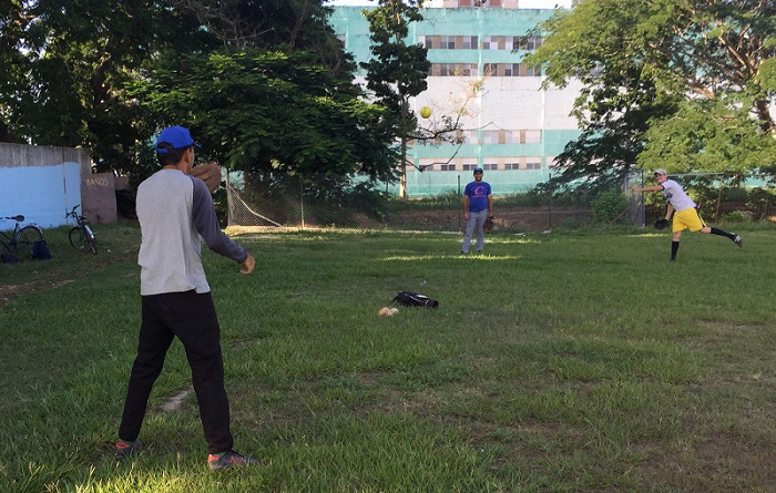 Softbolistas camagüeyanos se alistan para Torneo de la Prensa