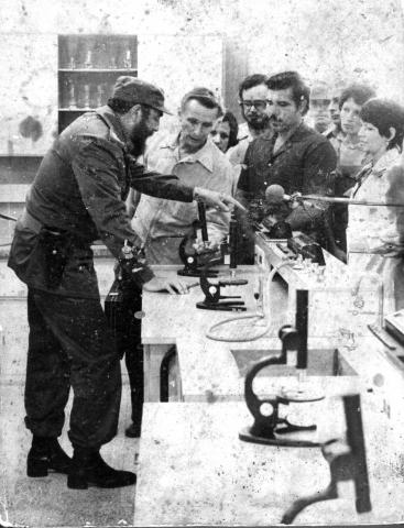 Fidel en uno de los laboratorios conversa con el Ministro de Salud, Dr. José A. Gutiérrez Muñiz; frente Gilberto Jardines, director entonces del politécnico y María Cristina Nápoles López. Foto: Jorge Florat Betancourt