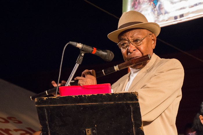 Flautista Orlando Beltrán toca sus 80 años 