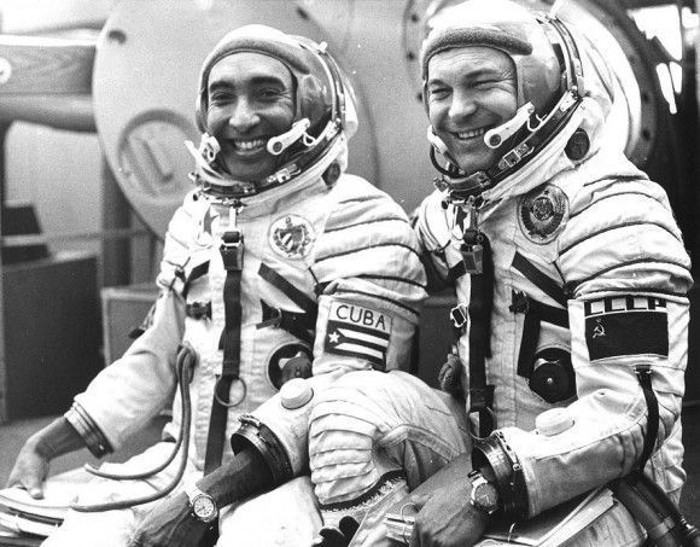 Arnaldo Tamayo junto a Yuri Romanenko