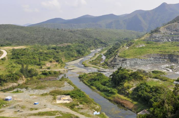 Examinó Díaz-Canel programas hidráulico y de viales en el país