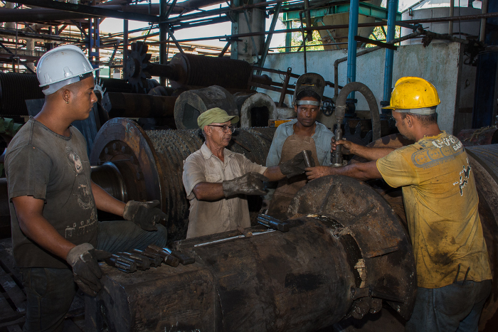 En el centro de los hierros, Ramón reparte experiencias a los jóvenes Yunier, Javier y Joan.