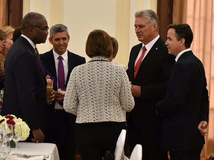 Díaz-Canel expresó la voluntad de aprovechar las potencialidades de la cooperación entre Cuba y Estados Unidos. Foto: Estudios Revolución Voluntad de diálogo en intercambio con congresistas de EE.UU