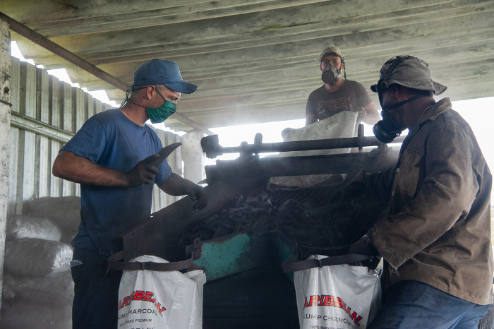 Carlos Michel, Yunieski, Braudilio y Roberto, trabajadores de la base Maraguán, lamentan que hasta ahora no han encontrado un destino para la carbonilla y tienen que desecharla.