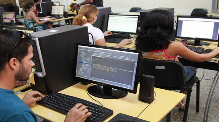 Foto: Tomada de telecubanacan.icrt.cu Los informáticos cubanos integrados, soñando pero también creando