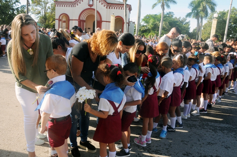 Anudar en el pecho de los niños la pañoleta azul, más que un hecho aislado solo de la escuela, es un gran acontecimiento para toda la familia.