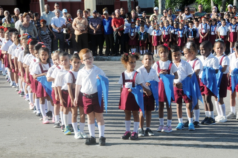 El relevo en Cuba viste de azul.