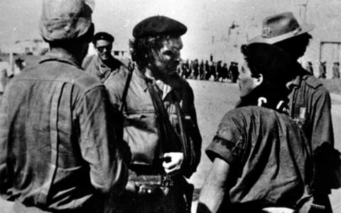El jefe de la Columna No. 8 Ciro Redondo intercambia con oficiales rebeldes en Santa Clara. Foto: Tomada de vanguardia.cu