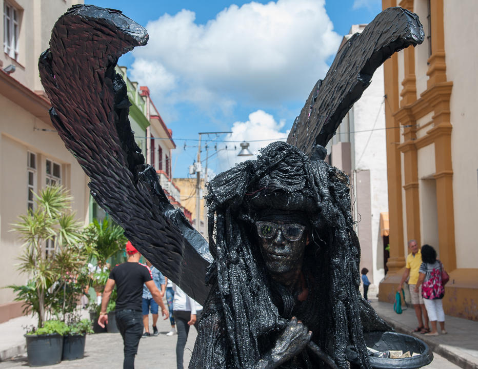  The street map theater goes out to look for its public, offers the public free personages, topics, looks, emotions in the faces of the city that does of the National Theater Festival of Camagüey a stimulus to a union of spiritual wealth and creative determinations.