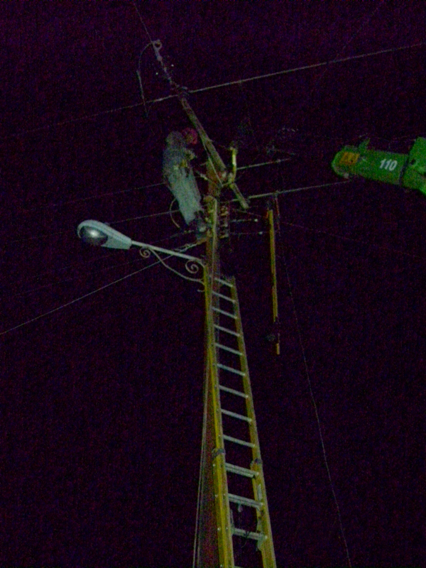 Alejandro se mantuvo incólume en lo alto de la escalera. 