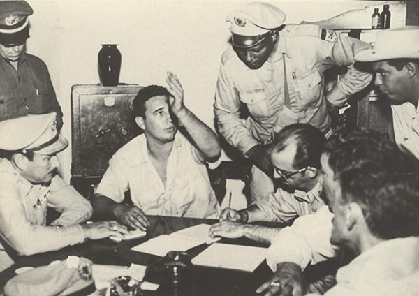Fidel hace declaraciones en el Vivac de Santiago de Cuba luego de haber sido tomado prisionero por los asaltos a los cuarteles Moncada y Carlos Manuel de Céspedes, 1 de agosto de 1953. Foto: Tomada de cubadebate.cu Plena vigencia de La Historia me Absolverá