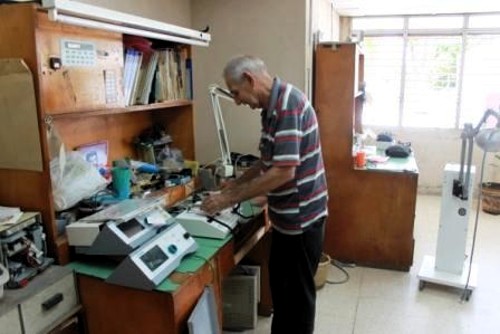 La innovación y la recuperación de sistemas y piezas importadas son las claves del Centro de Electromedicina de esta provincia, para mantener operativos los más de siete mil 500 equipos médicos del territorio, con un alto coeficiente de disponibilidad técnica. Foto: Archivo Significativo aporte económico de innovadores camagüeyanos
