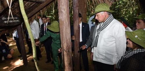 Díaz-Canel visita legendarios túneles guerrilleros en Vietnam