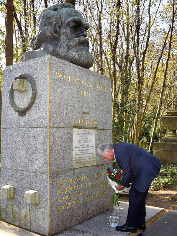 Ofrenda floral en tributo a Karl Marx. Foto: Estudios Revolución Rindió tributo Miguel Díaz-Canel a Karl Marx en Londres