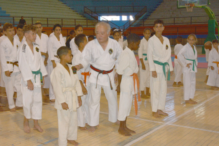 Leyenda de las artes marciales nos tiende la mano