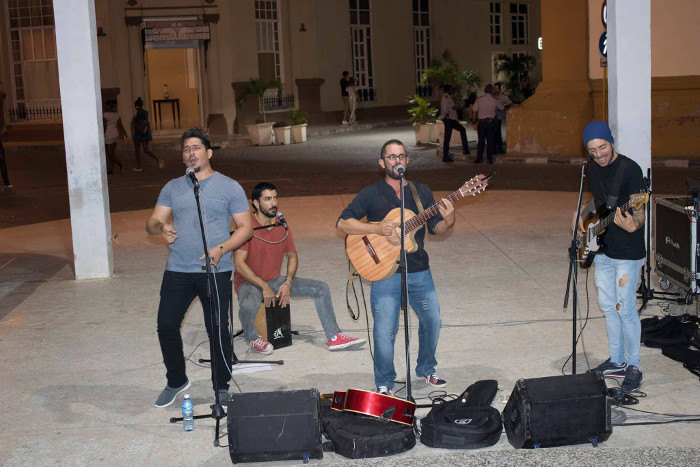 La Trovuntivitis en Camagüey: la canción hace al público 