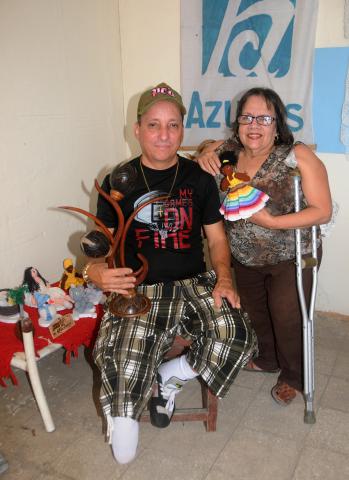 Ángel Alfredo Figueredo Ramírez comparte el arte de su vida con Elenita. Ambos pertenecen al proyecto de artesanía Manos que sueñan, tesis de Martha Allende para graduarse en promoción cultural.  Foto: Orlando Durán Hernández/Adelante