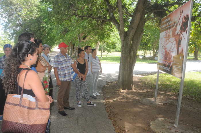 Por la leyenda del sitio histórico Potrero de Jimaguayú, ubicado al sur de Camagüey, comenzó el recorrido por el que nos guió hoy Norberto Aguilar. Fotos: Orlando Durán Hernández/ Adelante 
