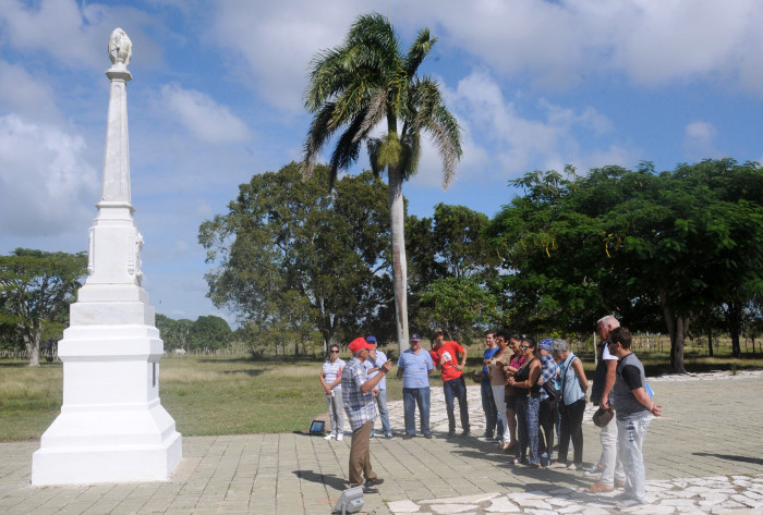 "Los que recogieron el perínclito estandarte de tu vergüenza erigen este obelisco en el mismo lugar sagrado, que con su silencio impenetrable guarda el misterio de tu muerte" son las palabras que pueden leerse en el monumento.
