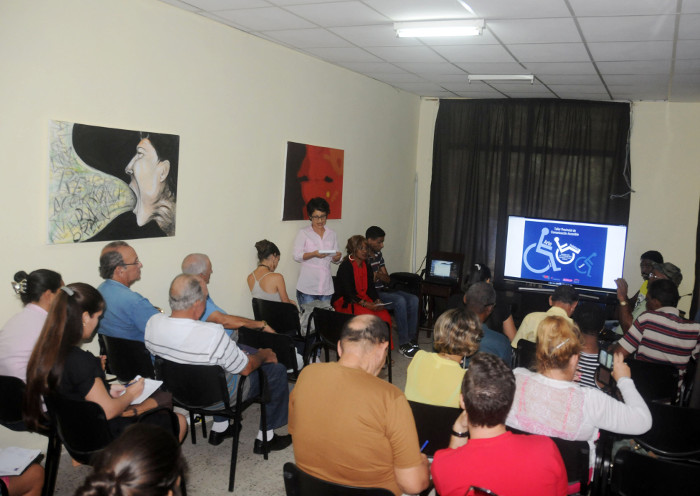 ¿Cómo visibilizar de manera eficaz la labor de las personas con discapacidad a partir de los trabajos periodísticos que se publican en nuestros medios de comunicación? fue la interrogante que el miércoles 8 de noviembre centró el Taller Provincial de Comunicación Accesible. Foto: Orlando Durán Hernández/ Adelante. 