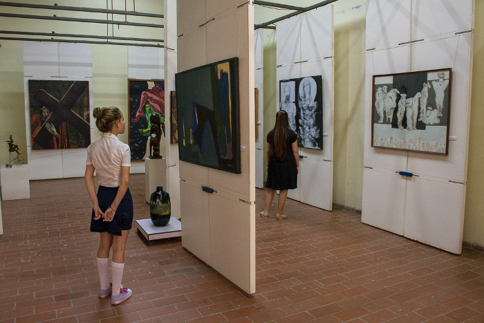 La más reciente propuesta curatorial de Isabelita es la exposición colectiva Reencuentros, visible hasta diciembre en tres salas del Museo Provincial Ignacio Agramonte. La preparó junto con la museóloga Agnerys Fernández Mendoza, quien insistió en mostrar lo inusitado o el hallazgo en cada uno de los 55 artistas. Acudieron a colecciones particulares, de artistas y del Museo para la confluencia de tres generaciones que han comercializado a través del Fondo.