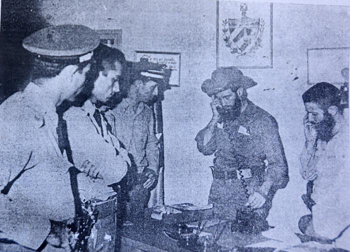 Mientas Camilo habla con Fidel, Molina -segundo a la izquierda- y el resto de los hombres esperan órdenes.