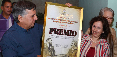  Periodista camagüeyana rrecibió el Premio de Investigaciones Históricas 