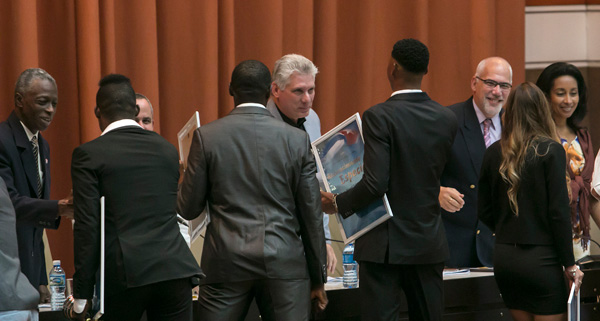 Presidente cubano premia a los mejores deportistas del año