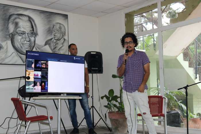 Alberto Santos, jefe de la sección de audiovisuales, condujo la peña Coffea Arábiga, en la que presentó obras de asociados y rindió homenaje al documentalista Nicolás Guillén Landrián a 80 años de su natalicio.