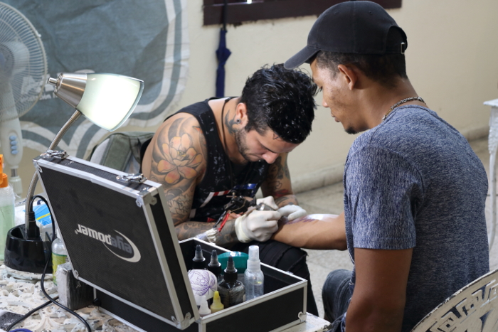 Los tatuadores tuvieron su espacio en la Carpa Tatoo.