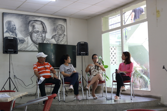 Heidy Cepero, jefa de la sección de crítica moderó el diálogo con trabajadores de Adelante.