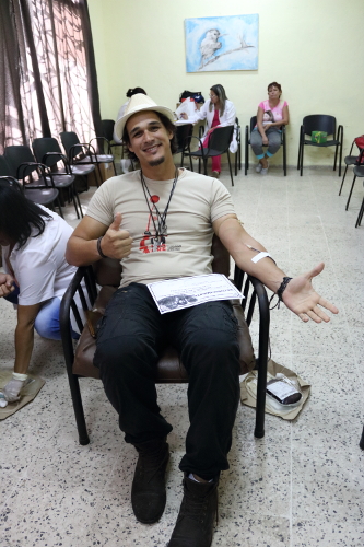 Ihordan Torres, presidente de la filial, entre los jóvenes creadores que donan sangre de manera voluntaria, y este diciembre la dedican al aniversario 60 del triunfo de la Revolución cubana.