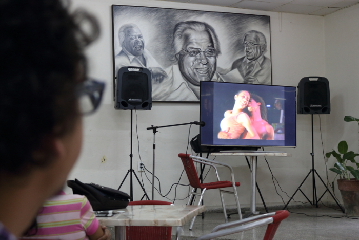 El Café Literario ha funcionado como una sala de exhibición de obras premiadas en la Muestra Audiovisual El Almacén de la Imagen.