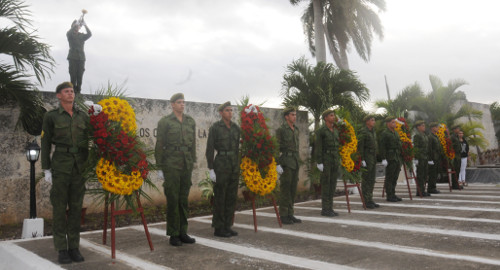 A los héroes, siempre el tributo