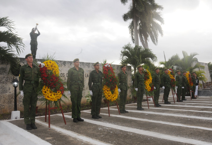 A los héroes, siempre el tributo