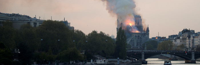 Voraz incendio en catedral de Notre Dame de París