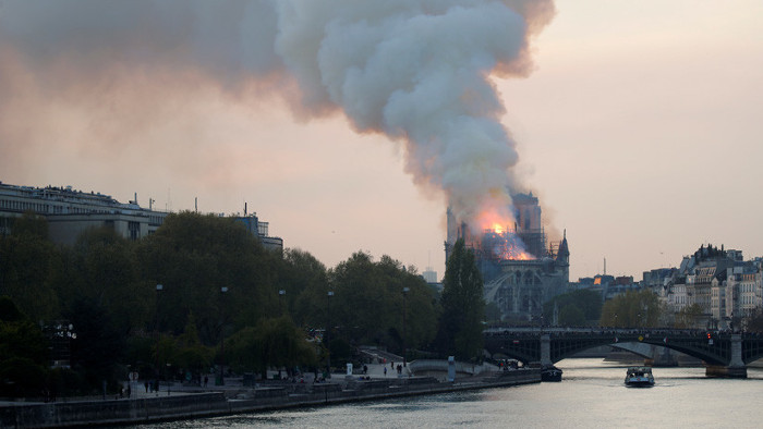 Voraz incendio en catedral de Notre Dame de París