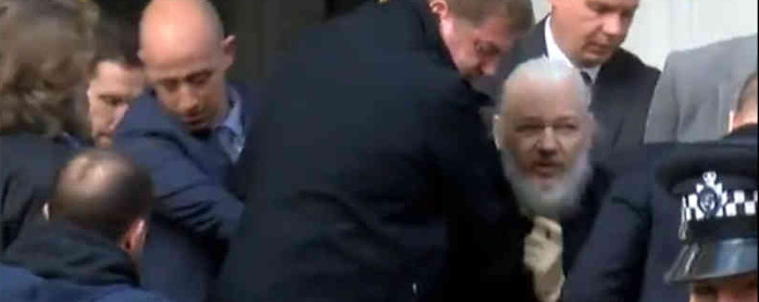 Julian Assange en manos enemigas