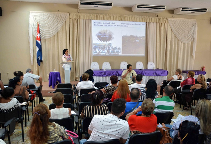 Conferencia ofrecida por la MS.c Amalfi Rivero Ojeda, metodóloga nacional de Enseñanza Secundaria Básica del Ministerio de Educación en el Centro de Convenciones Santa Cecilia. Foto: Rodolfo Blanco Cué  La Unesco perfecciona la educación desde Camagüey (+Video)